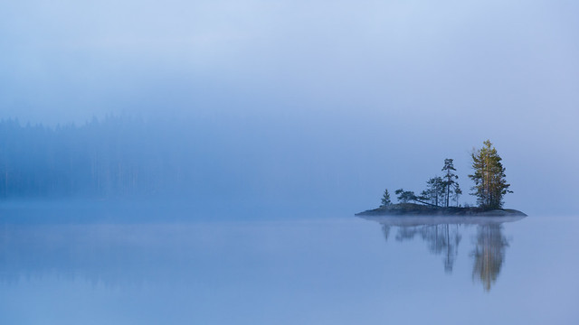 Luoto aamusumussa - Islet in morning fog