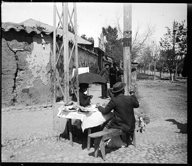Un puesto de comida al paso 1905 para los pasajeros de la  Estación de la  Sociedad del FF.CC del Llano del Maipo que sería reemplazada por  la Estación Pirque Providencia