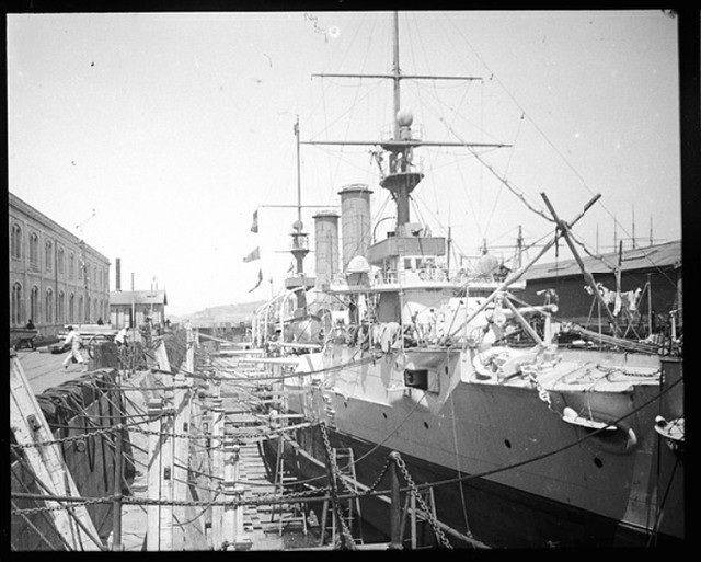 El buque Zenteno entra al Dique de carena en los Astilleros de Talcahuano en 1907