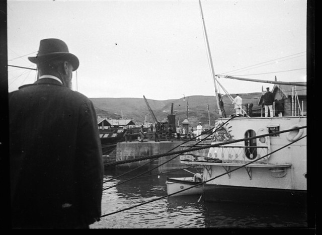 El buque insignia O'Higgins (III) entra al dique de  carena en Talcahuano en 1905