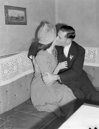 Bride and groom kiss Brisbane 1946