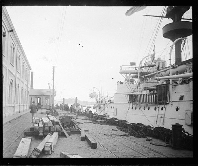 El buque insignia O'Higgins (III) entra al dique de Talcahuano en 1905