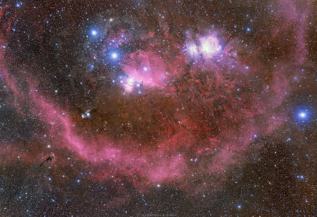 VCSE - A Barnard-ív (a nagy félkörív alakó rózsaszín-ködösség), a pici Lófej-köd (a kép közepe felé), az Örion-öve (a kép közepétől balra felfelé a három fényes csillag), és az Orion-köd (a kép közepétől jobbra felfelé). - Kép: Schmall Rafael