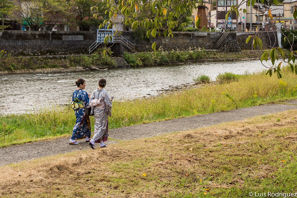 Chicas paseando por Kanazawa vestidas con kimono