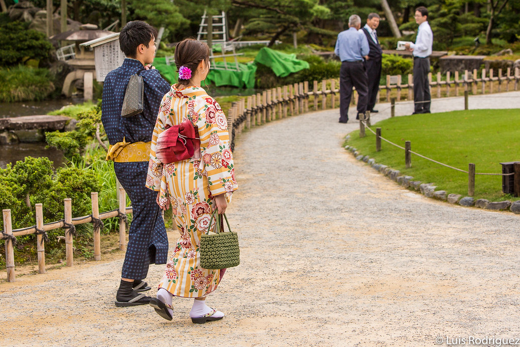 Pareja paseando en kimono por los jardines Kenrokuen de Kanazawa