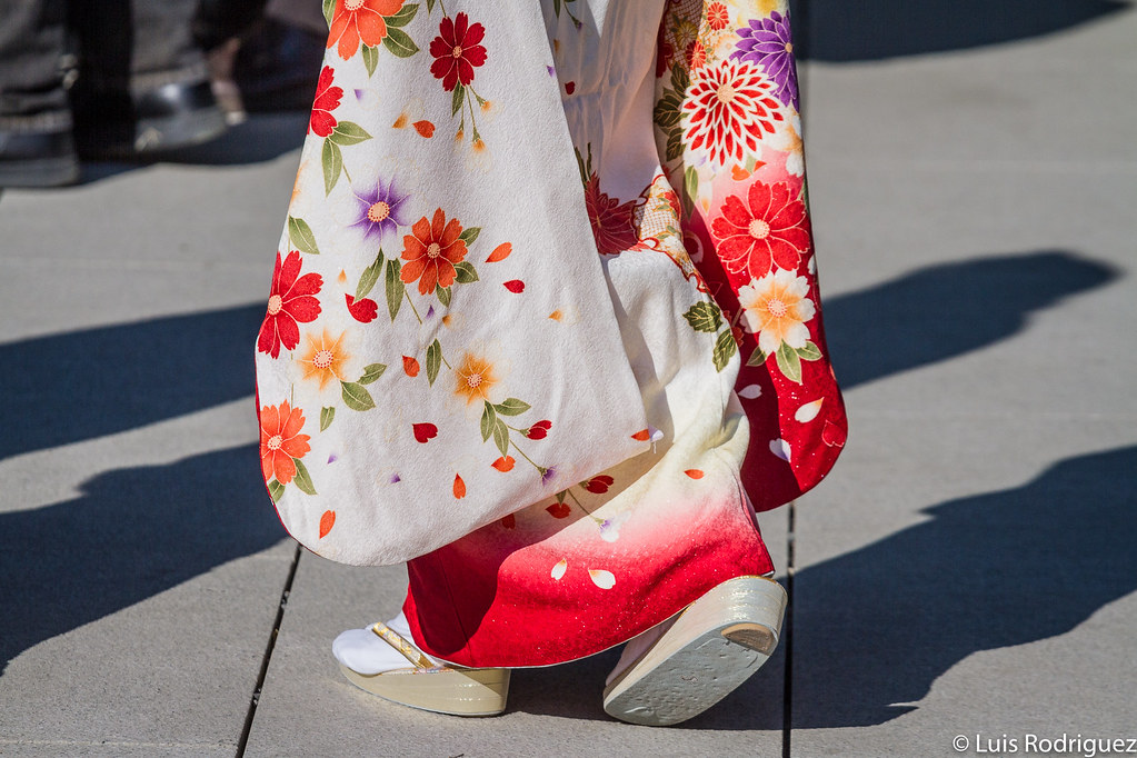 Largas mangas que cuelgan casi hasta los tobillos en un kimono furisode