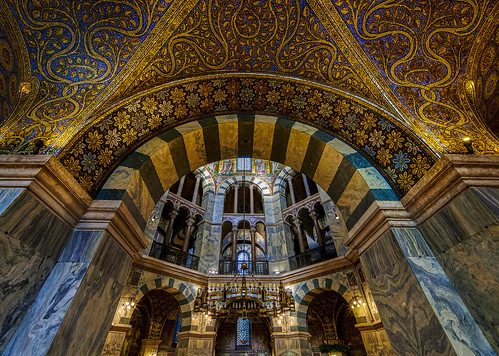 aachen dom aachenerdom cathedral church interior prunk pracht gold arch arches wide nikon z6 nikonz6 architecture architektur churchinterior colors colours colorful colourful golden perspective carstenheyer nrw germany ceiling texture pattern ornamente symmetry symmetrie