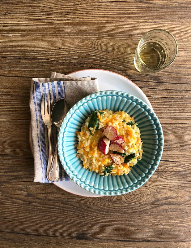 Risoto de cenoura e couve com rabanetes assados