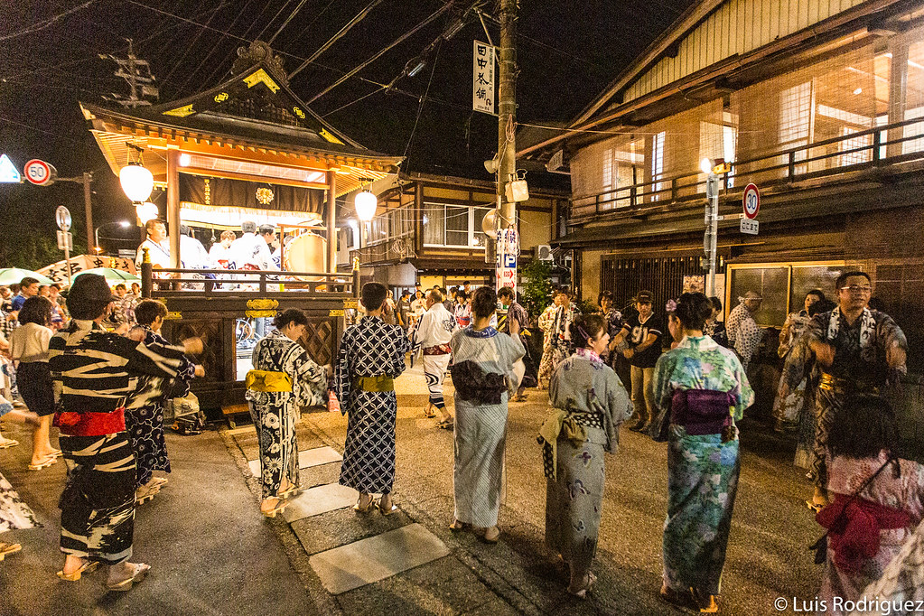 Gente en kimono y yukata disfrutando del Gujo Odori