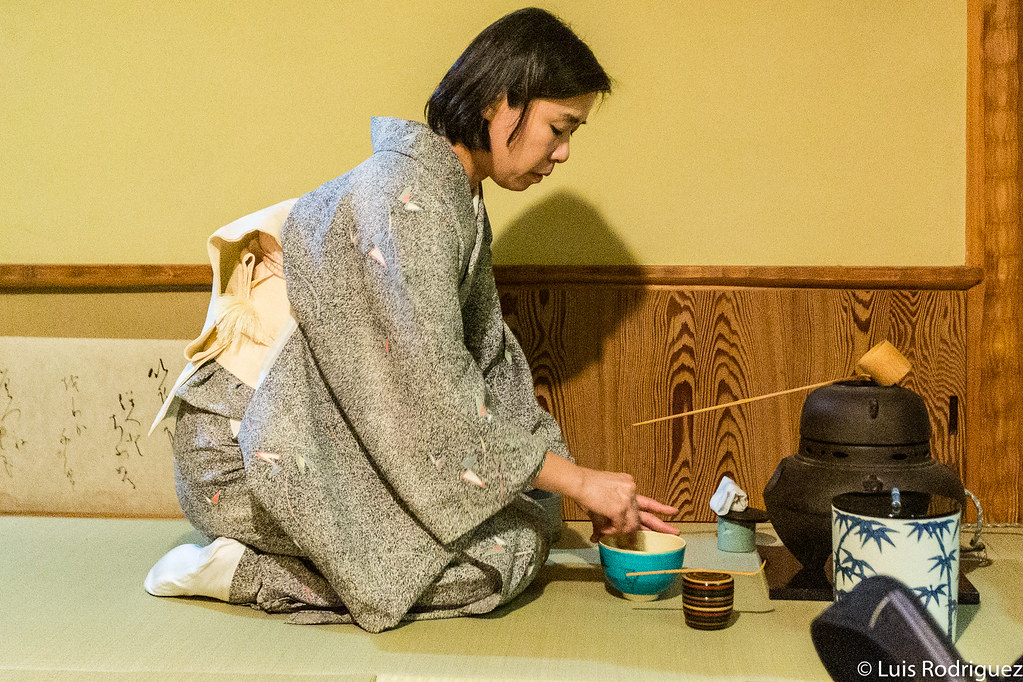 Mujer en kimono durante una ceremonia del té