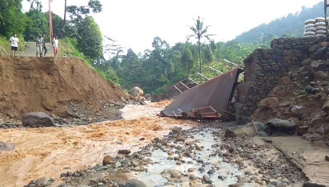 Dukungan program bantuan bagi warga Leuwi Sadeng - Bogor, yang terkenan musibah banjir.   Pertengahan bulan Mei ini juga ada penyaluran bantuan bagi para warga sekitar Taman Bacaan Masyarakat wilayah DKI Jakarta.  Bantuan ini dibawah koordinasi Nandha Jul