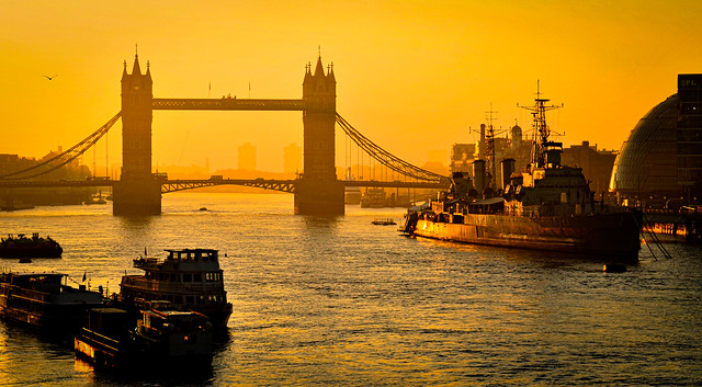 Tower Bridge at sunrise, London・タワーブリッジの日の出、ロンドン
