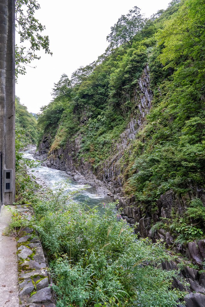 柱状節理の壁と清津川
