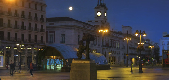 La luna detrás la Real Casa de Correos en Puerta del Sol, amanecer (2020)