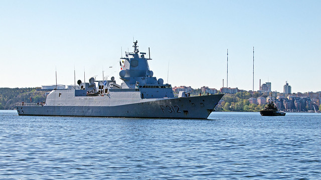 The Norwegian Navys frigate F312 Otto Sverdrup in Stockholm, assisted by the Swedish Navys tug boat A255 Hercules