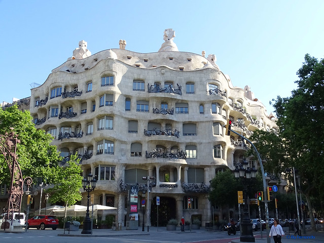 Barcelona 2020 (0518) -01- COVID-19 -08- Ps de Gràcia, 92 - Casa Milà (La Pedrera) -01- Global 02- Fachada Ps Gràcia_Provenza 01 (Antoni Gaudí Cornet, 1910)