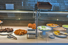 SFO United Polaris - Buffet breakfast croissants