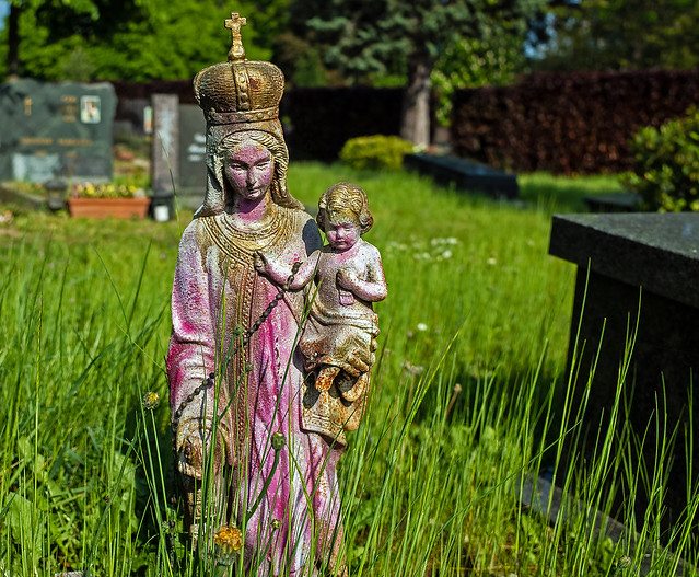 Virgin Mary on a grave / Ghent Gentbrugge
