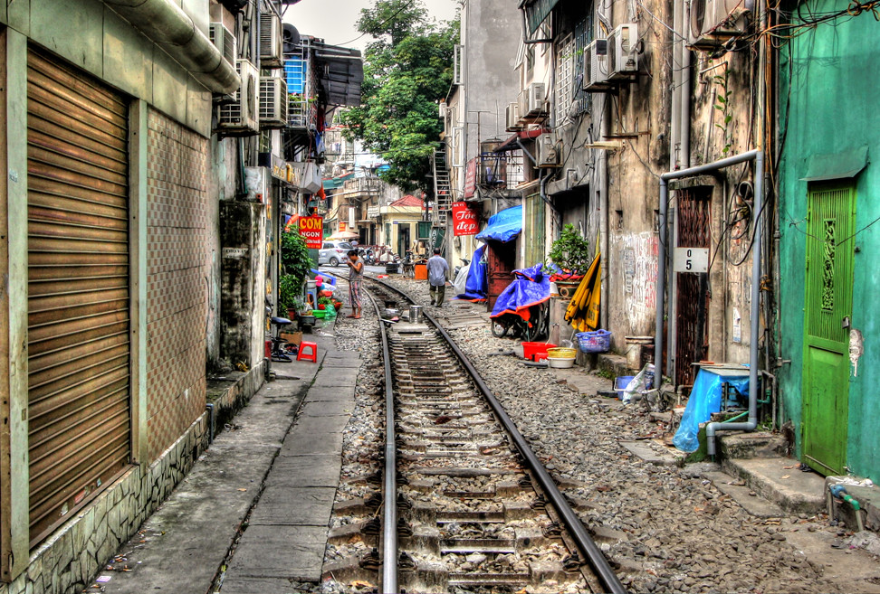 Hanoi VN - Railway alley 06