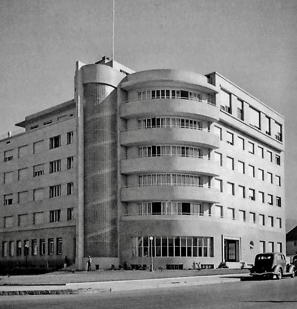 Inicios de la clínica Santa María, A fines de 1937 se inicia la construcción  diseñada por los arquitectos Eduardo Costabal y Andrés Garafulic, y construida por la Empresa Salinas y Fabres