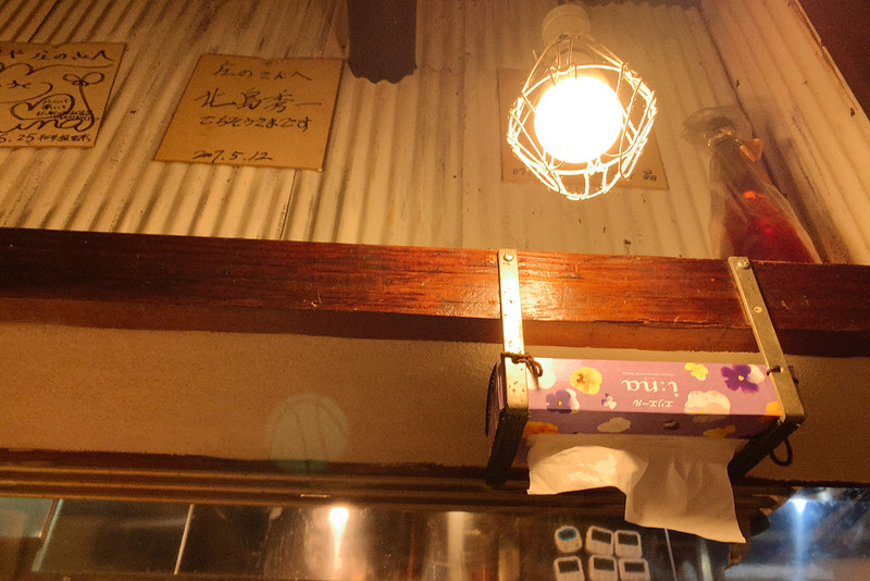 市ヶ谷麵や庄の店内の電球とティッシュペーパー