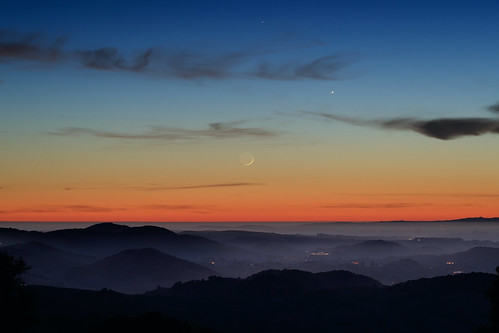 marincounty california mercury venus planets moon crescent earthshine mountburdell hills haze silhouette horizon evening dusk clouds sky colorfulsky landscape night