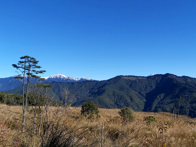 ROMA: Mt. Nanhu on the left and the peak of Mt. Zhongyanjian on the right