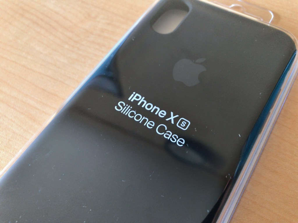 Iphone Xsのシリコンケースが到着 レザーケースと比較したシリコンケースのメリット Kurobox