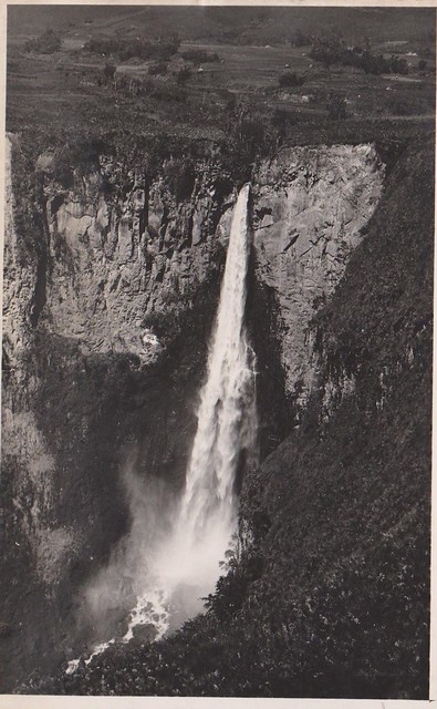 Sipisopiso waterfall, near Berastagi, 1938