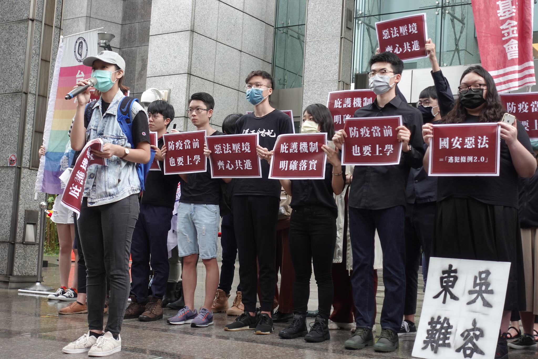 台灣和香港的學生團體一同在香港經貿辦事處前抗議「港版國安法」。（攝影：張智琦）