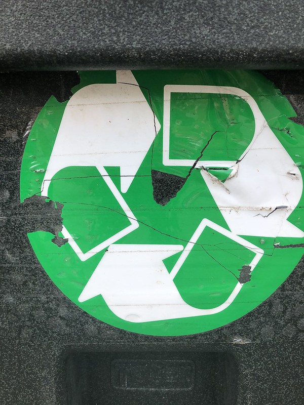 Proportion : recycling label on trash can. #designblitz