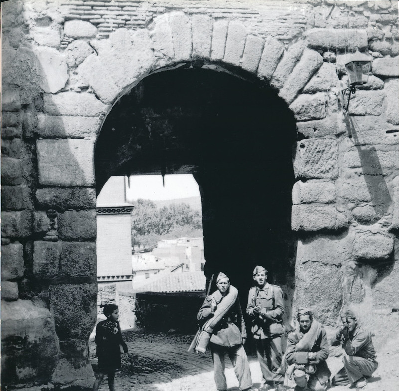 Soldados en la Puerta de Valmardón de Toledo en 1948. Fotografía de Alfonso Ortiz Bilbao  © Herederos de Alfonso Ortiz Bilbao (Quito, Ecuador) / Universidad de León