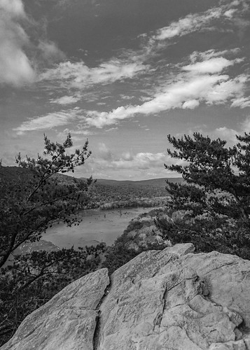 filmphotography mamiya 645pro kodaktmax400 negativelabpro digitalcamerascan xtol 11 raylotier wevertoncliffs maryland scenic mountain view
