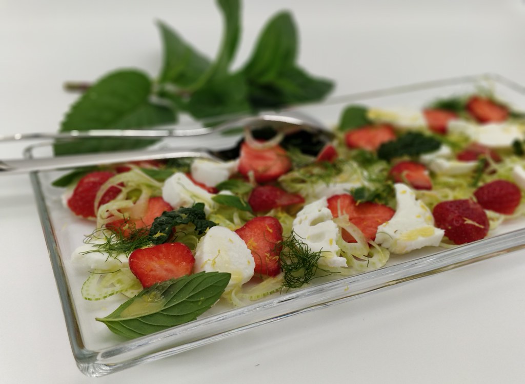 Erdbeer-Fenchel-Salat mit Mozzarella