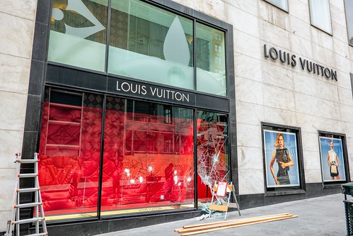 Louis Vuitton, Union Square. Smashed display window on Sto… | Flickr