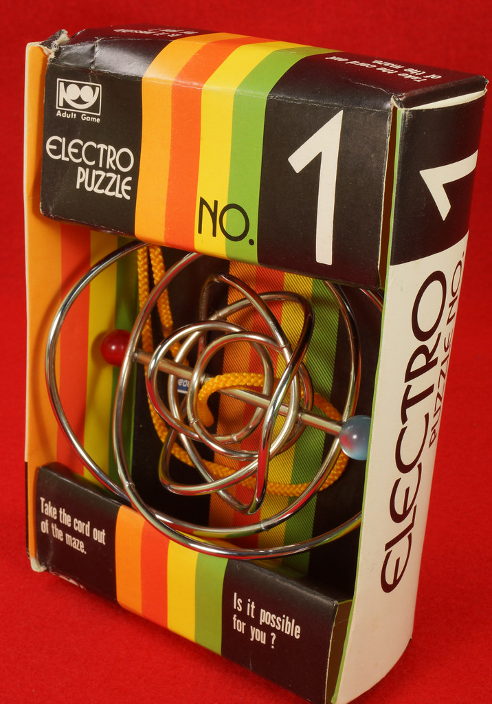 RD29074 Vintage Electro Puzzle No. 1 Tenyo Japan Remove Cord From Maze in Box with Instructions DSC06691