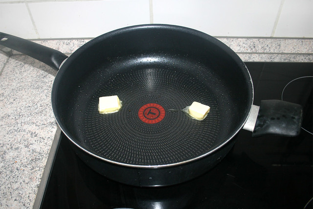 13 - Butter in Pfanne zerlassen / Melt butter in pan