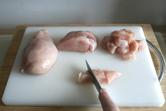 01 - Hähnchenbrust würfeln / Dice chicken breasts