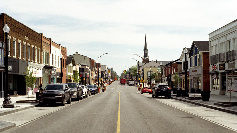 Right in the Centre of Lakeshore Road