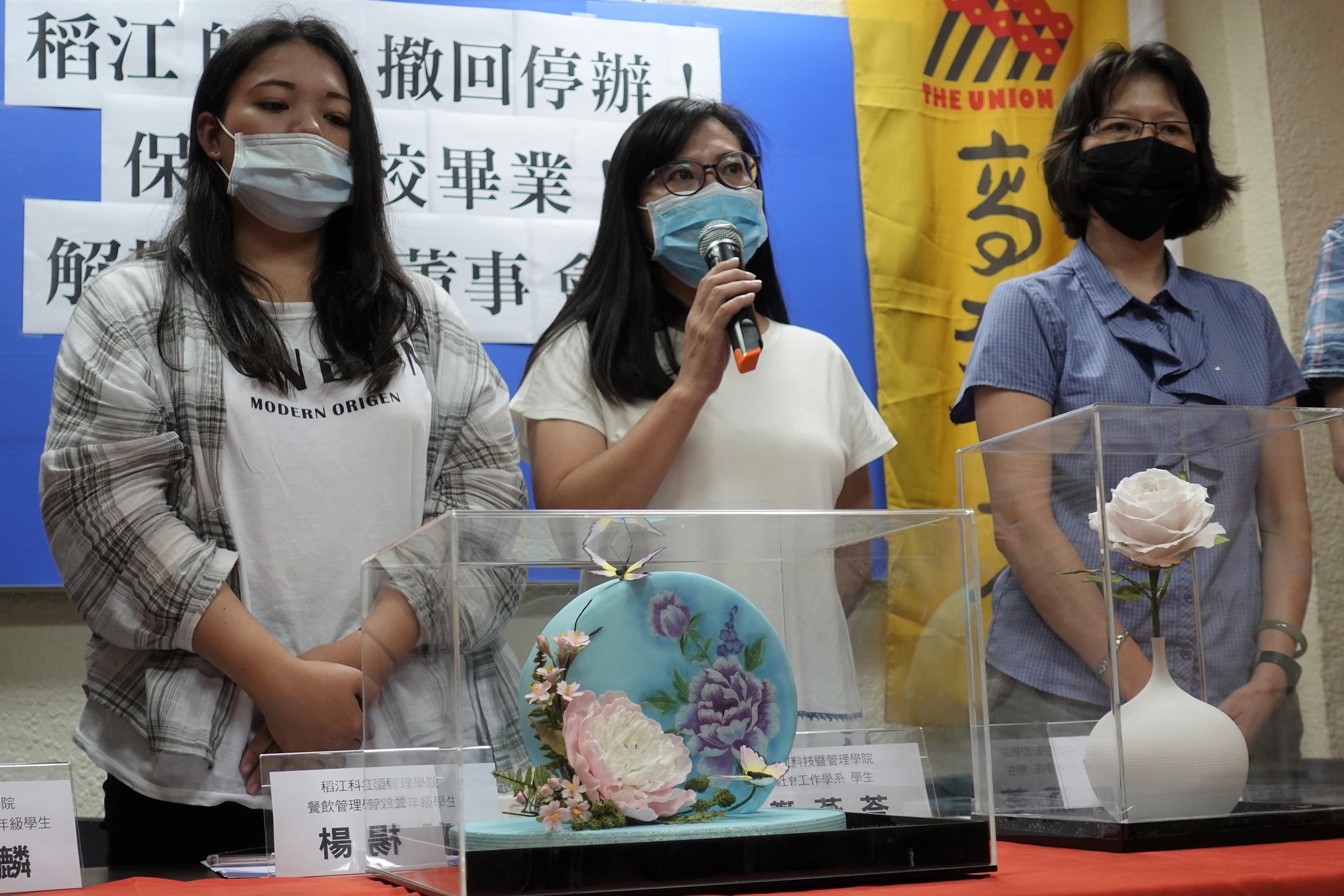 稻江餐飲系學生展示他們的「糖花」作品，表達希望能原校畢業。（攝影：張智琦）