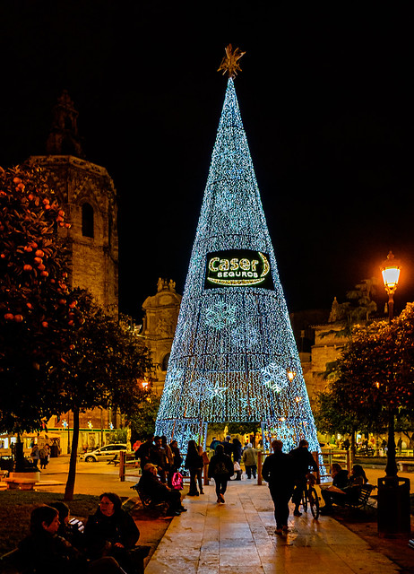 Christmas Tree (Plaza de la Reina)  Valencia (Fujifilm X70 Compact) (1 of 1)