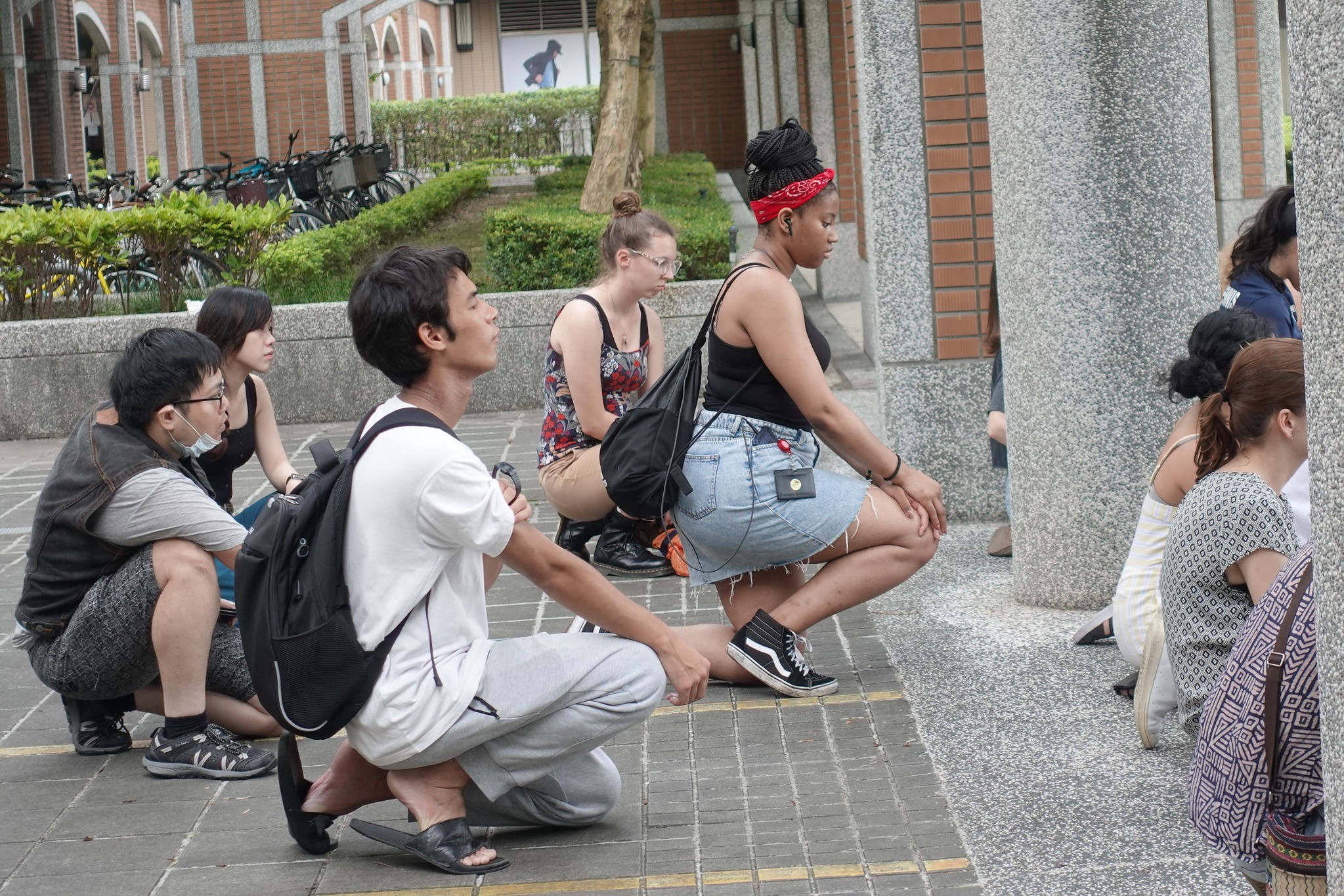 台北「黑命關天」示威活動中，參與者單膝跪地向遭警察殺害的黑人死者致意。（攝影：張智琦）