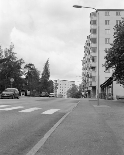 burkejamescommercialview4x5 ilex55inf45 freshfilm fomapan 100 4inx5in apartmenthouse sidewalks roads overcast urban sweden larsboda filipstadsbacken