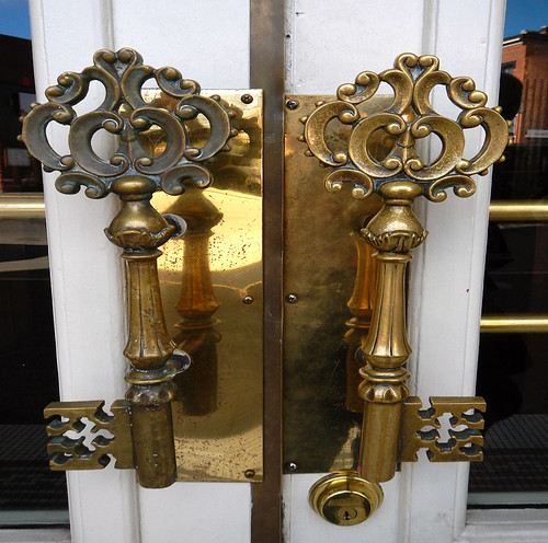 Door handles on a pub in the form of two keys (Victoria, Canada)