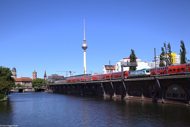 182 002-6 mit dem RE1 nach Frankfurt(Oder) an der Jannowitzbrücke in Berlin am 1.06.2020