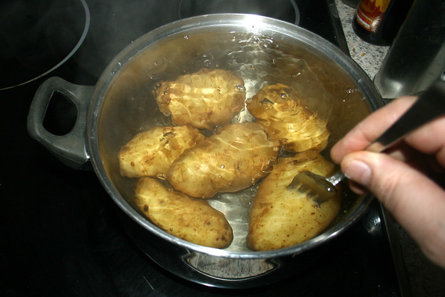 13 - Pellkartoffeln mit Gabel testen / Test potatoes with fork