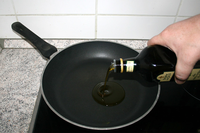 12 - Olivenöl in Pfanne erhitzen / Heat up olive oil in pan