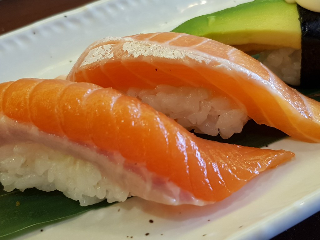 鮭腹にぎり Salmon belly Nigiri rm$3.50/pc & サーモンにぎり Salmon nigiri rm$2.50/pc @ 新寿司 Sushi Zushi Bar USJ10