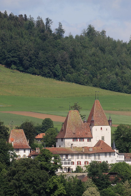 Schloss Worb ( altes - Baujahr um 1130 - châteu castle castello ) ob dem Dorf Worb im Berner Mittelland im Kanton Bern der Schweiz