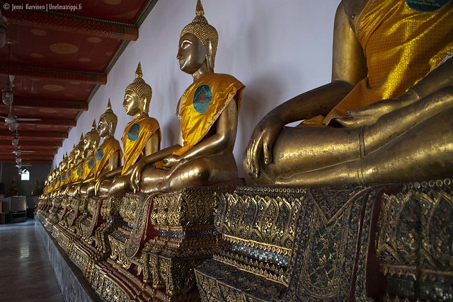 Kullattuja patsaita rivissä Wat Phon temppelillä